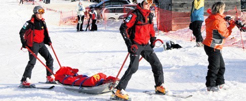 Nie rzadko poszkodowani na stokach narciarze żądają odszkodowań od właścicieli stoków narciarskich