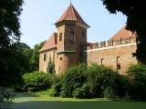 Zamek w Oporowie: Turysta czuje się tu, jakby znalazł się w innym świecie [PERŁA REGIONU]