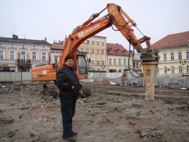 Kierownik robót Jan Kuc nie ukrywa, że przebudowa Rynku w Oświęcimiu się przedłuży