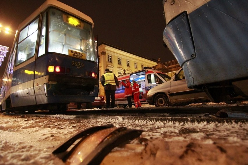 Dwie osoby ranne w zderzeniu tramwajów na Kazimierza Wielkiego (ZDJĘCIA)