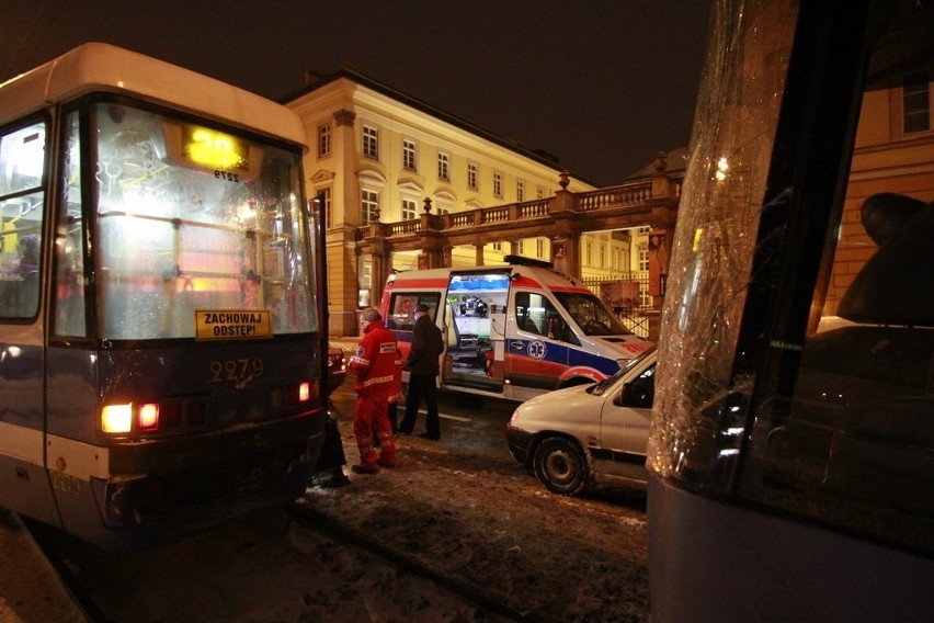 Dwie osoby ranne w zderzeniu tramwajów na Kazimierza Wielkiego (ZDJĘCIA)