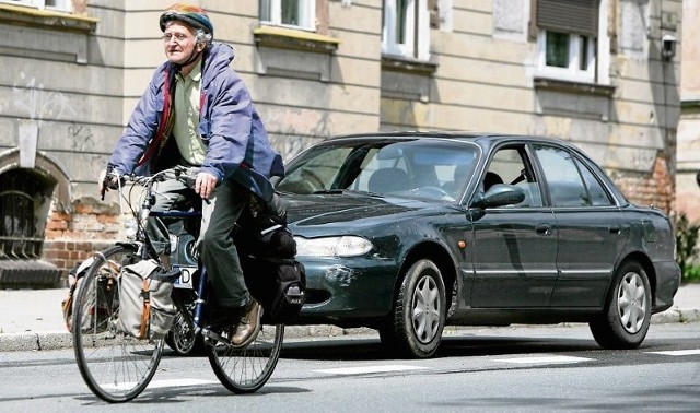 Jazda w dzień po zatłoczonej ulicy - to najbardziej niebezpieczna sytuacja dla rowerzysty