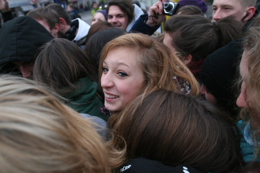 Flash mob w Gliwicach, czyli &quot;Przytulanie bez zobowiązań&quot; [ZDJĘCIA]