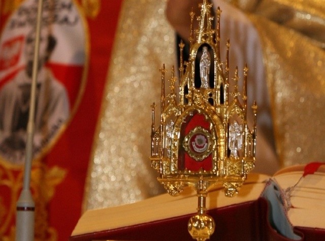Relikwie ks. Jerzego Popiełuszki na ołtarzu kościoła Wujka