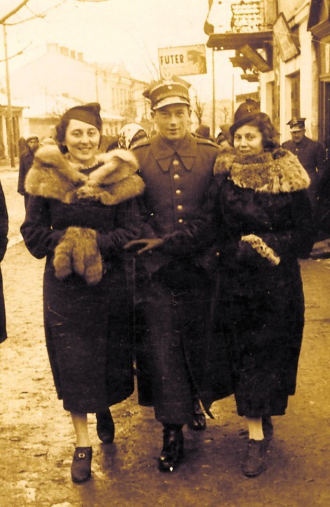 Stacha Lewandowska w Chełmie, z przyjaciólmi, rok  1938.