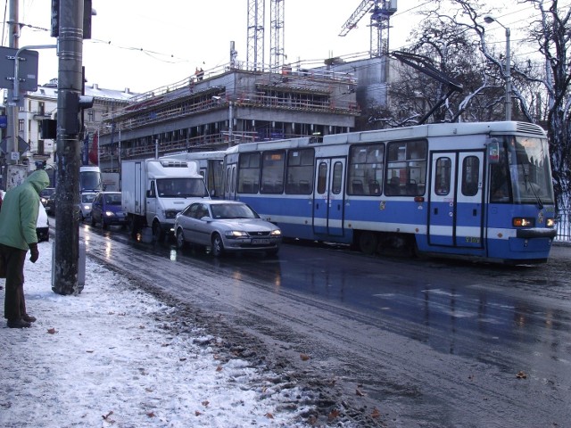 Tramwaje linii 4 zaraz po awarii zwrotnicy jeździły z ulicy Krupniczej w lewo w Podwale i dalej do pl. Legionów. Później objazd prowadził: Skargi - Teatralną - Świdnicką - Podwale - pl. Orląt Lwowskich do pl. Legionów