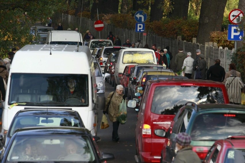 W środę tłumy wrocławian na cmentarzach (ZDJĘCIA)