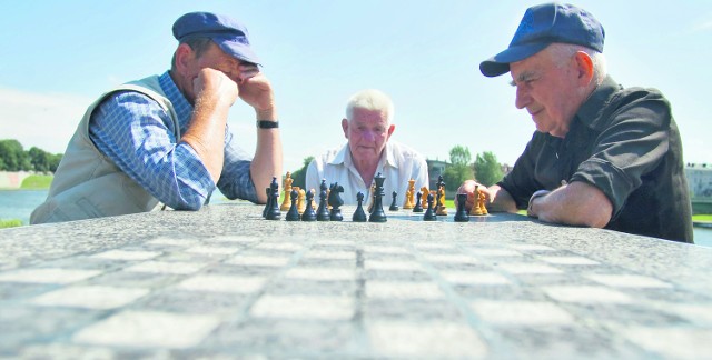 Przy jednym kamiennym stole pod Wawelem jednocześnie mogą grać trzy pary szachistów. W letnie popołudnia na bulwarach bywa nawet 30 graczy