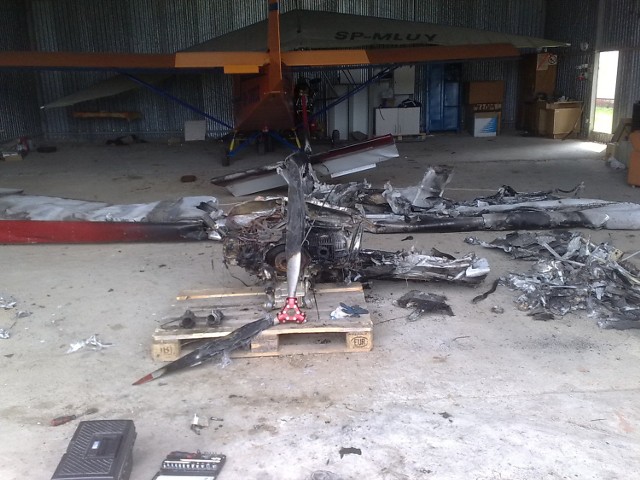 Szczątki rozbitego samolotu w hangarze na lotnisku w Radawcu
