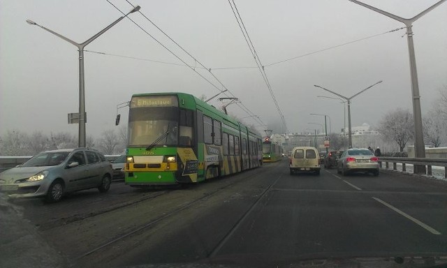 Tramwaje stoją również na moście Królowej Jadwigi