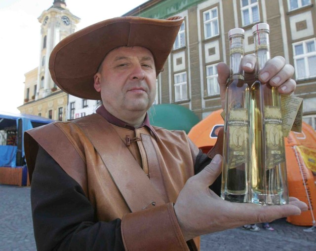 Dyrektor skoczowskiego domu kultury, Robert Orawski, pokazuje tatarczówkę