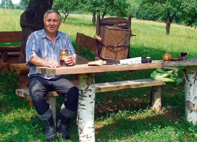 Dziś prawdziwych dziegciarzy już nie ma... Ale Roman Penkała z Bielanki zna pilnie niegdyś strzeżoną tajemnicę