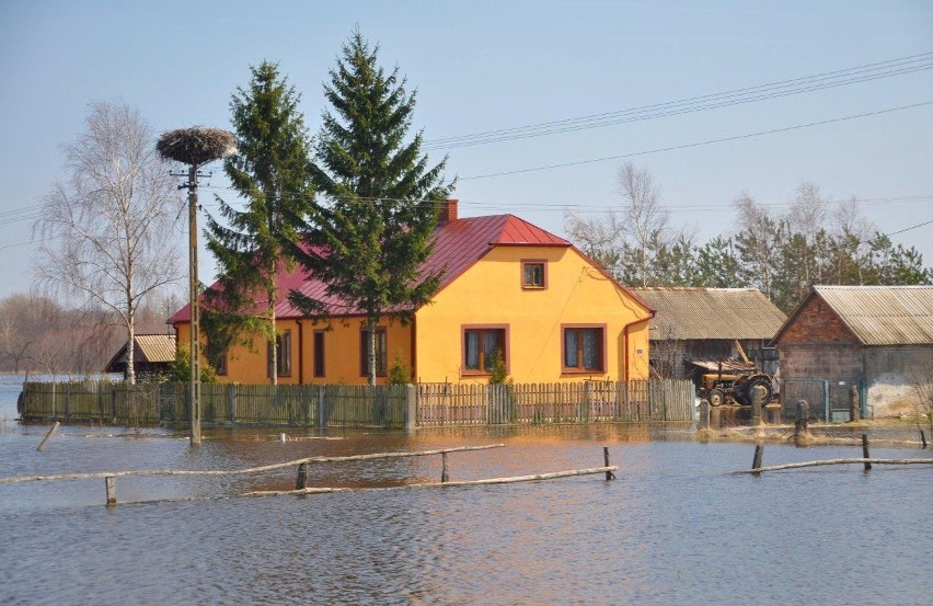 Podtopienia domów w Michalkowie: Woda powoli opada (ZDJĘCIA)