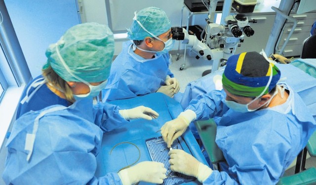 Wtorkowa operacja wszczepienia soczewki fakijnej przywróciła pacjentowi ostrość widzenia