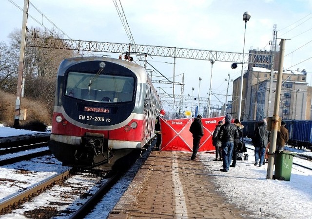 Mieszkaniec Poznania wpadł pod pociąg na dworcu kolejowym w Szamotułach