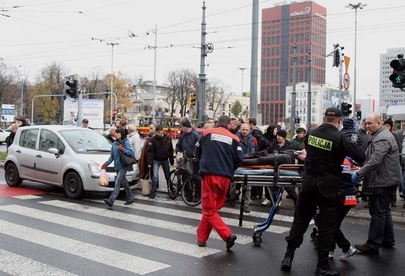 Wypadek w centrum Łodzi. Renault potrąciło 18-latkę [ZDJĘCIA+FILM]