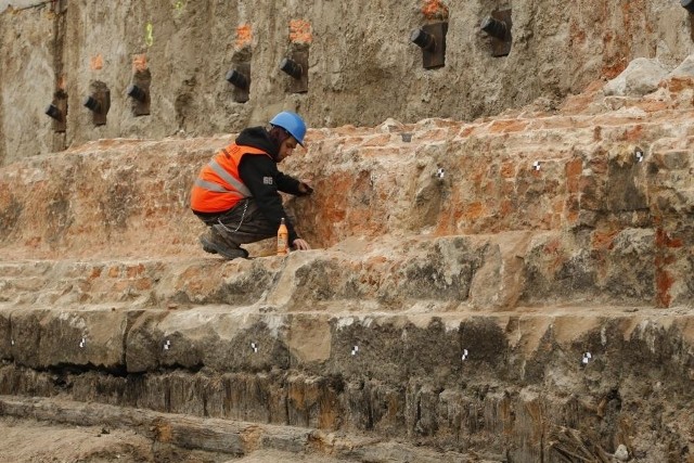 Średniowieczny mur będzie rozbierany ręcznie, cegła po cegle