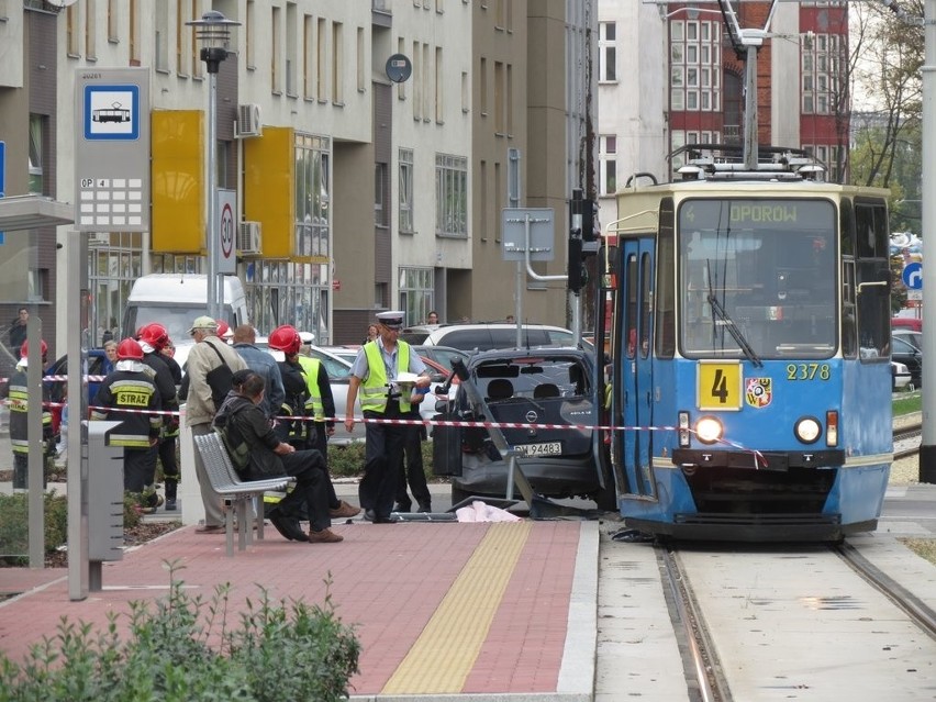 Wypadek na Pułaskiego: opel wjechał pod tramwaj (ZDJĘCIA)