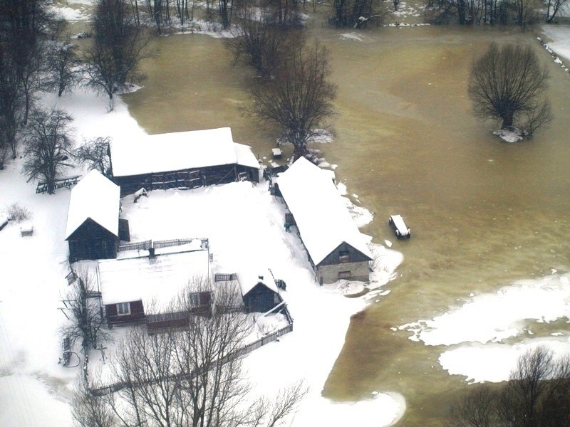 Widok na zalane gospodarstwa w Mościcach Dolnych i...