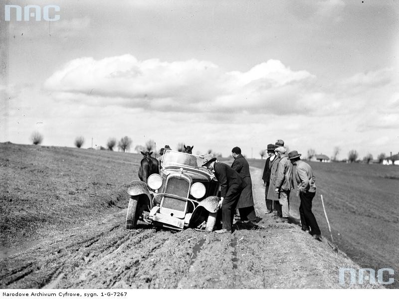 Samochód utknął w błocie między Krakowem a Bochnią, 1932 rok...
