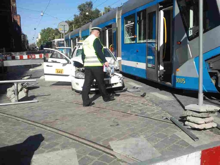 Wrocław: Taksówka wjechała w tramwaj Skody. Wozy MPK jeździły objazdami (ZDJĘCIA)