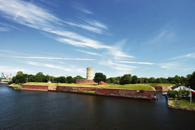 (Od lewej) Odrestaurowany Bastion Artyleryjski oraz przeznaczone do renowacji mur Fosbrei i Bastion Panna Wodna w Forcie Carre Twierdzy Wisłoujście w Gdańsku