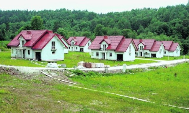 Osiedla domów jednorodzinnych wyrastają nie tylko w miastach, ale i na wsi. To powstało właśnie w gminie Łabowa