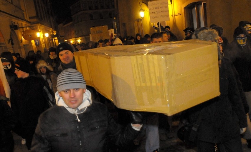 Protest przeciwko ACTA: Trumna na pl. Litewskim(WIDEO)