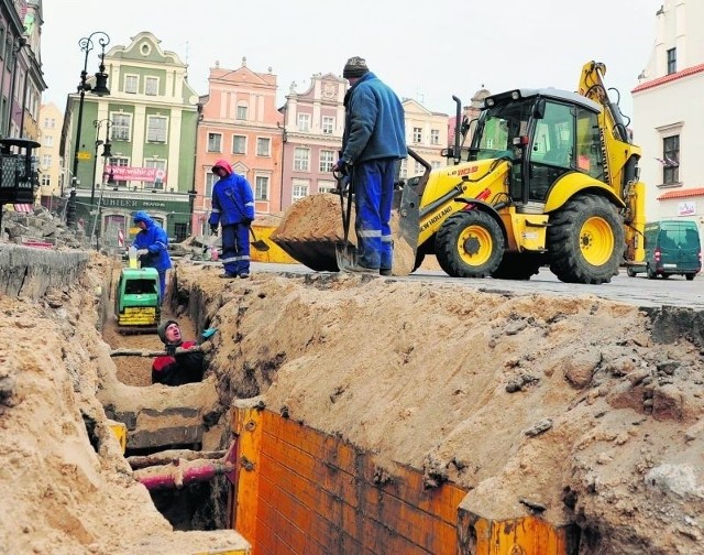 Z rur pod płytą Starego Rynku wyciągnięto głównie beton