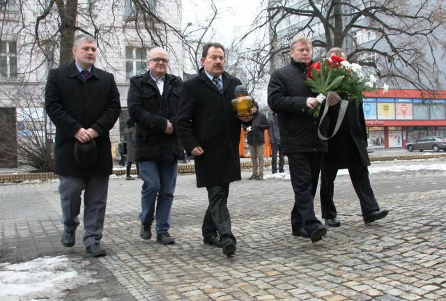 Członkowie Solidarności złożyli kwiaty pod umieszczoną na kościele Podwyższenia św. Krzyża tablicą upamiętniającą ofiary katastrofy