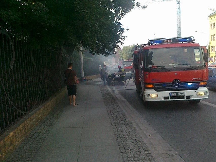 Wrocław: Na Sienkiewicza płonął samochód. Były utrudnienia w ruchu (ZDJĘCIA)