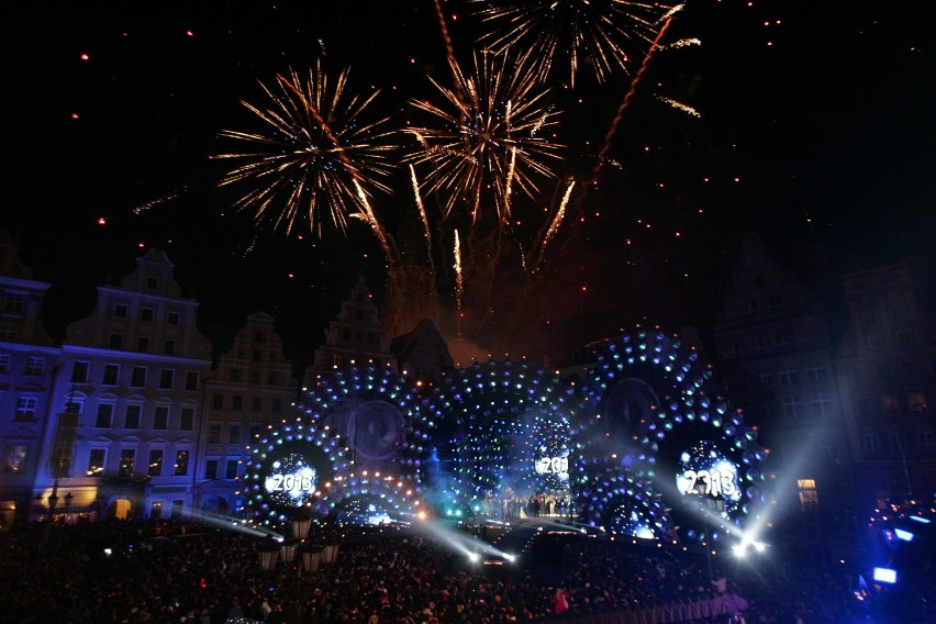 Sylwester we Wrocławiu: Pokaz ogni sztucznych w Rynku (ZDJĘCIA)