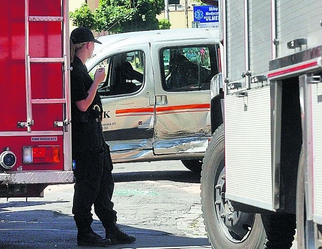 Mocno uderzony przez volkswagena peugeot dachował