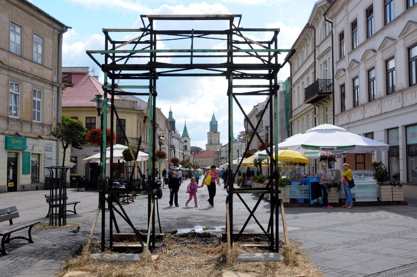 Lublin: Spłonęła słomiana brama. Instalacja Open City (ZDJĘCIA)