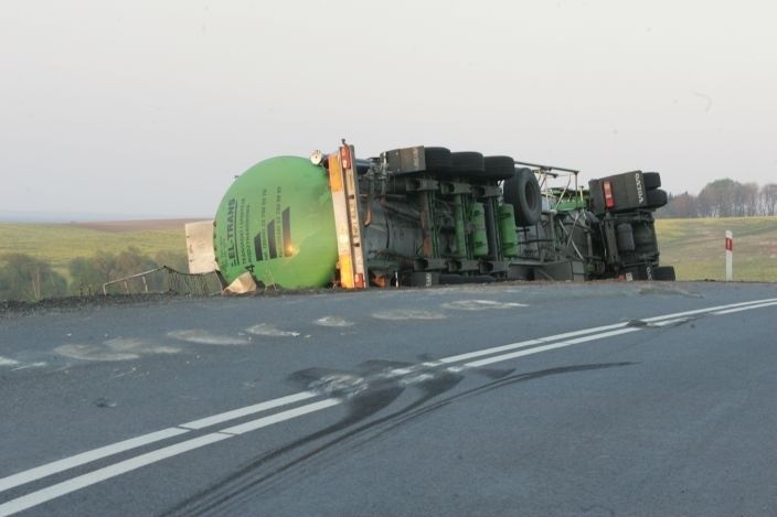 Pod Trzebnicą wywróciła się cysterna z kwasem (ZDJĘCIA)