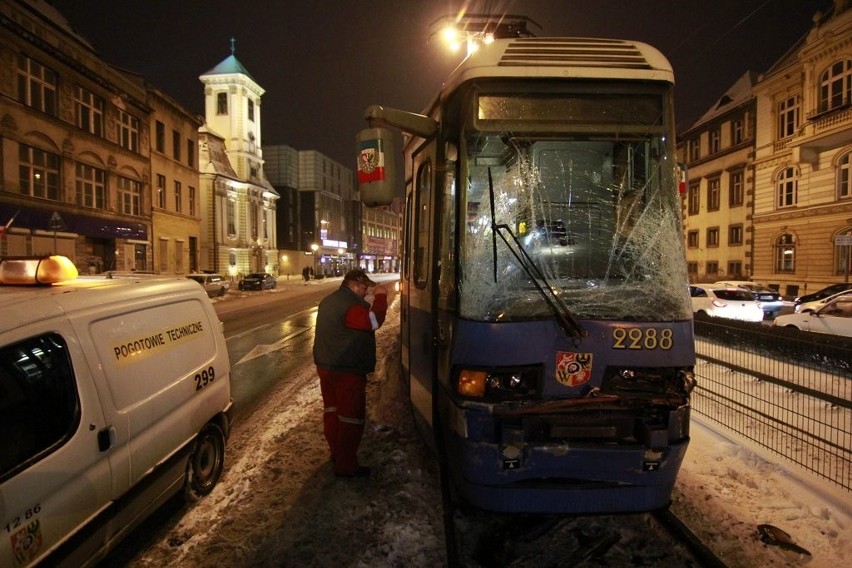 Dwie osoby ranne w zderzeniu tramwajów na Kazimierza Wielkiego (ZDJĘCIA)