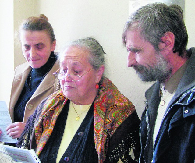 Maria Gruszkowa (w środku) jeszcze przed rozpoczęciem posiedzenia sądu mówiła, że czuje się niewinna, i jest przekonana, że nie złamała prawa krytykując "Ojcowiznę"