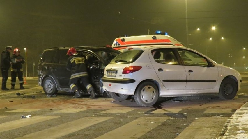 Wypadek na skrzyżowaniu Bardzkiej i Świeradowskiej (ZDJĘCIA)