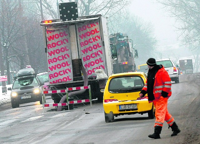 Oprócz tirów, kierowcom utrudniają życie prace przy kanalizacji