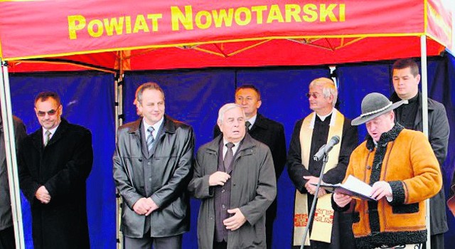 Na otwarciu mostu w Krauszowie i ronda w Miętustwie oprócz wójtów pojawił się też cały Zarząd Powiatu Nowotarskiego