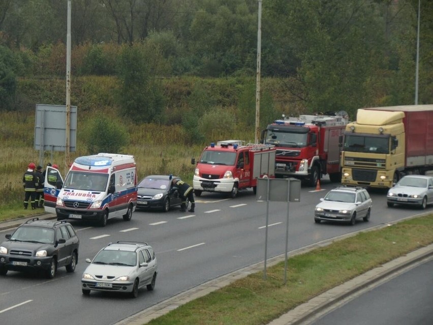 Wrocław: Opel corsa dachował na Krzywoustego. Jedna osoba ranna i utrudnienia w ruchu