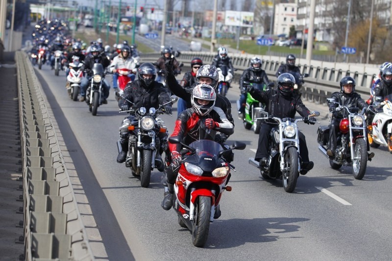 Parada motocykli w Poznaniu z okazji otwarcia sezonu.