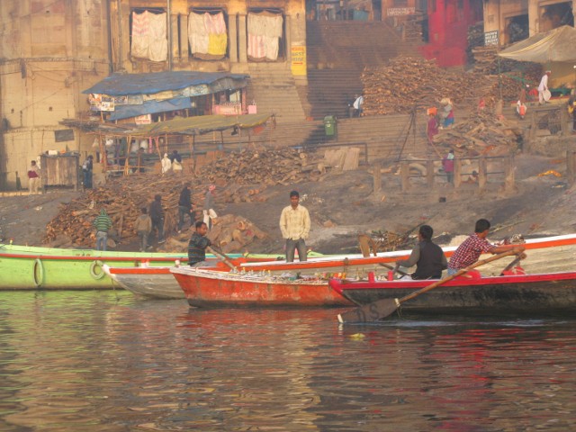 Dark tourism w Waranasi (Indie). Miejsce, gdzie Hindusi spalają ciała swoich zmarłych. Odwiedzanie podobnych miejsc przez turystów to stuprocentowy przykład tanatoturystyki. Zdjęcie robione wczesnym rankiem, nad Gangesem snuły się jeszcze mgły (dlatego nieostre).