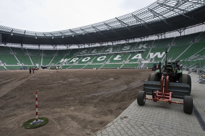 Wrocław: Wymieniają murawę na stadionie (ZDJĘCIA)