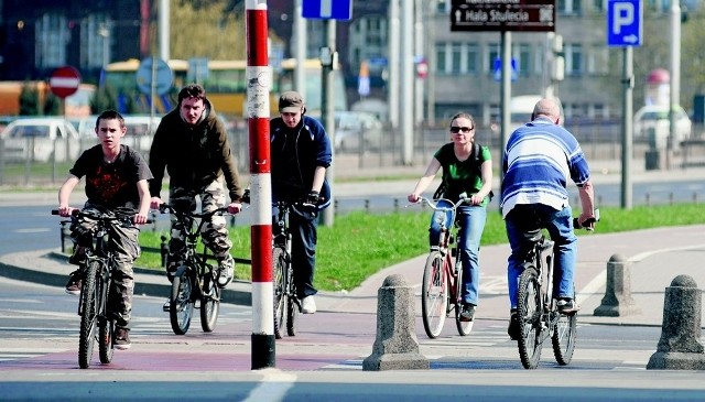 Wrocławscy rowerzyści na dobre rozpoczęli sezon. Wkrótce będą mieli gdzie parkować