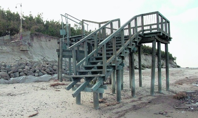 Plaża w Rowach z każdym rokiem zabierana jest przez morze kawałek po kawałku