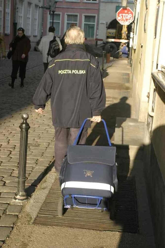 ZUS i KRUS nadal będą wypłacać świadczenia za pośrednictwem Poczty Polskiej lub jej konkurencji, jeśli emeryt nie wyrazi zgody na przekazywanie środków na wskazany rachunek