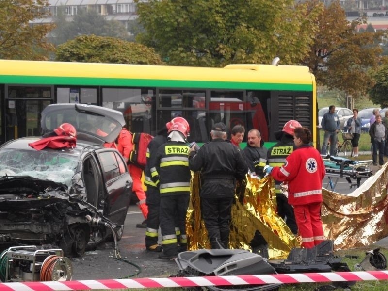 Tragiczny wypadek w Tychach: Samochód wjechał w autobus. Są ranni [ZDJĘCIA]