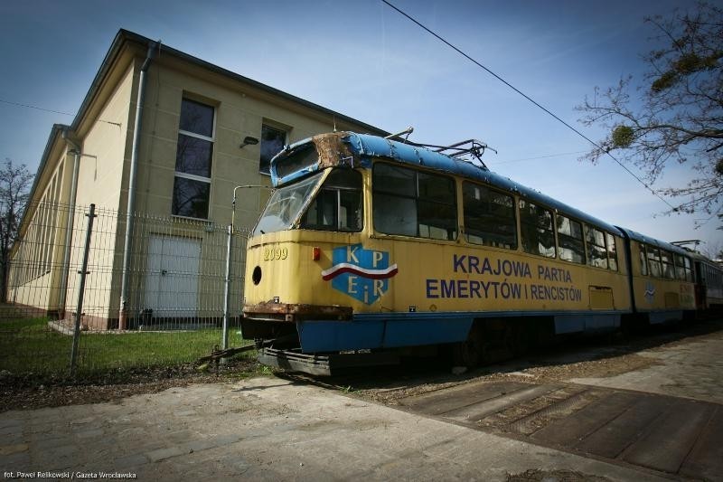 Cmentarzysko tramwajów we Wrocławiu. Zobacz jak niszczeją zabytki (ZDJĘCIA)