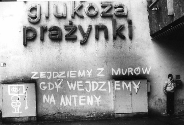 13 grudnia 1981 roku zamknięto też szkoły i instytucje,...